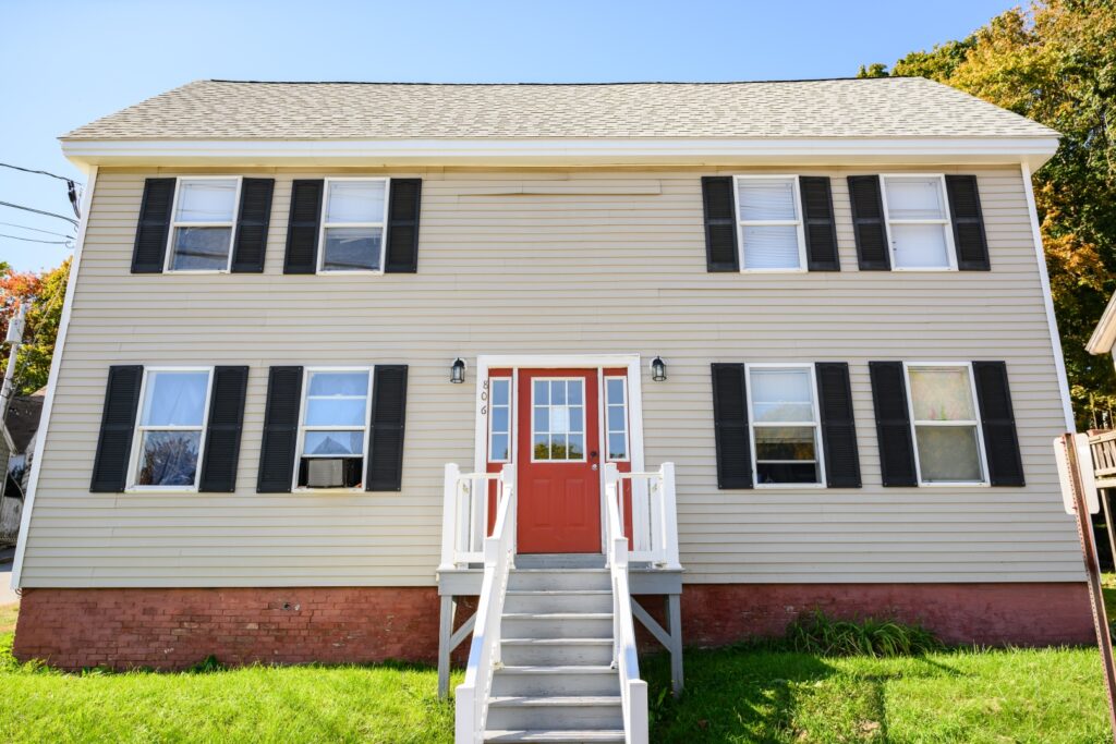 806_middle_exterior_2